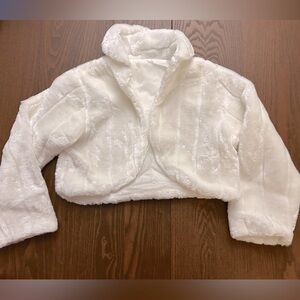 NWOT Girls Faux Fur shrug jacket size 100, size 4